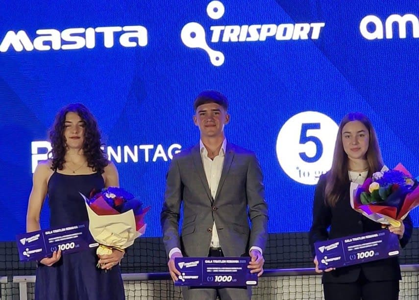 Sportivi de triatlon primind premiile la Gala Triatlon România Sportivi de triatlon primind premiile la Gala Triatlon România