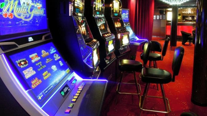 Preot și credincioși în biserică, simbolizând sprijin spiritual împotriva dependenței Preot și credincioși în biserică, simbolizând sprijin spiritual împotriva dependenței