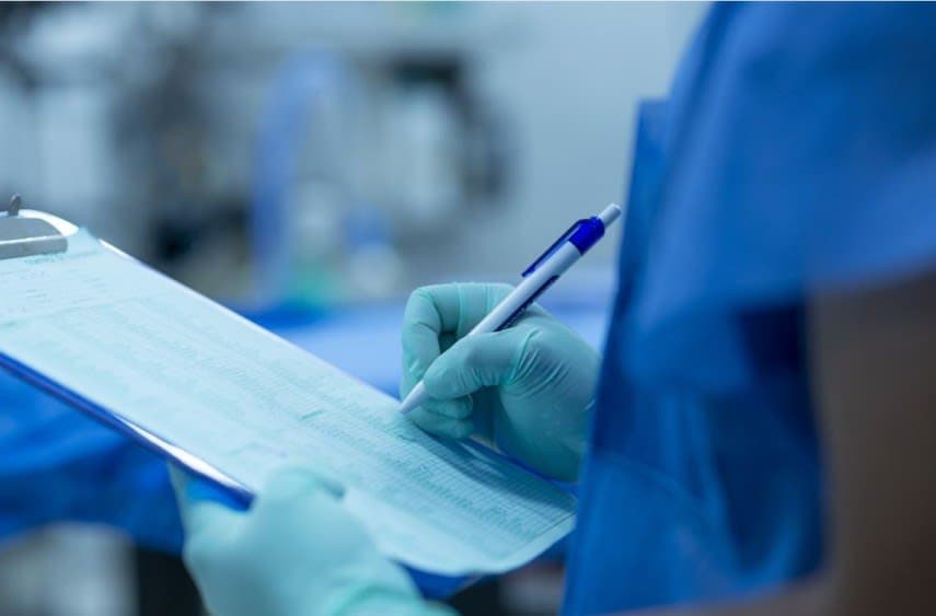 Reprezentanți ai Platformei AbuzInSanatate prezentând proiectul de lege Reprezentanți ai Platformei AbuzInSanatate prezentând proiectul de lege