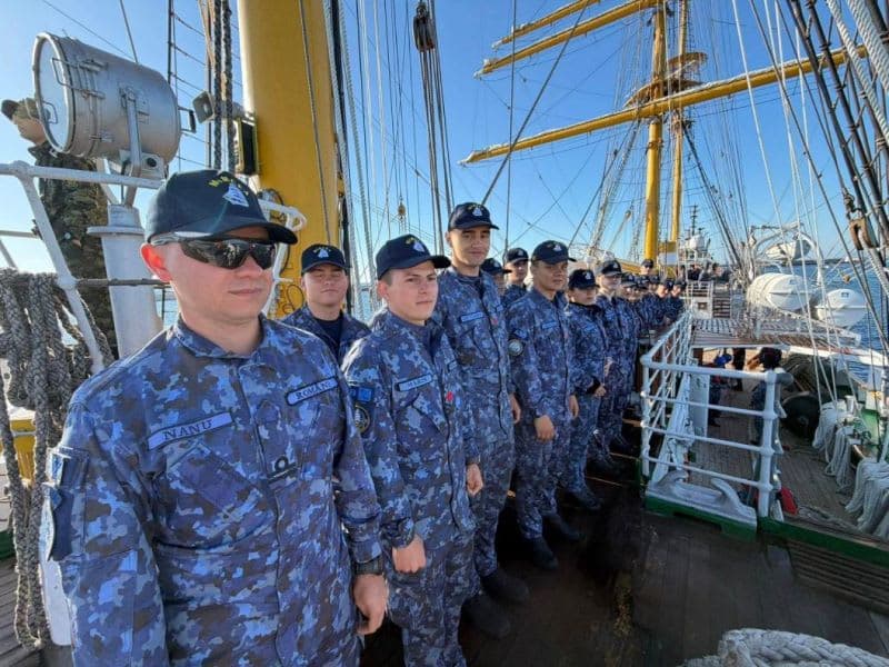 Nava-școală Mircea în misiune pe mare, navigație, echipaj în acțiune Nava-școală Mircea în misiune pe mare, navigație, echipaj în acțiune